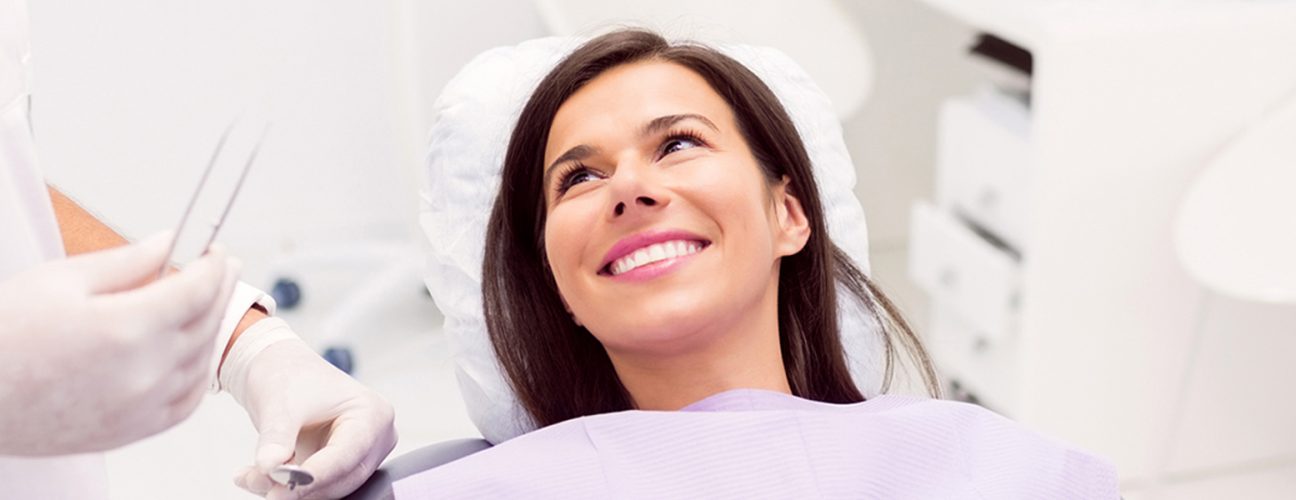 </noscript>What to Expect When Getting Dentures for the First Time